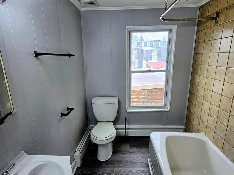 1437 W Court St — Photo 10