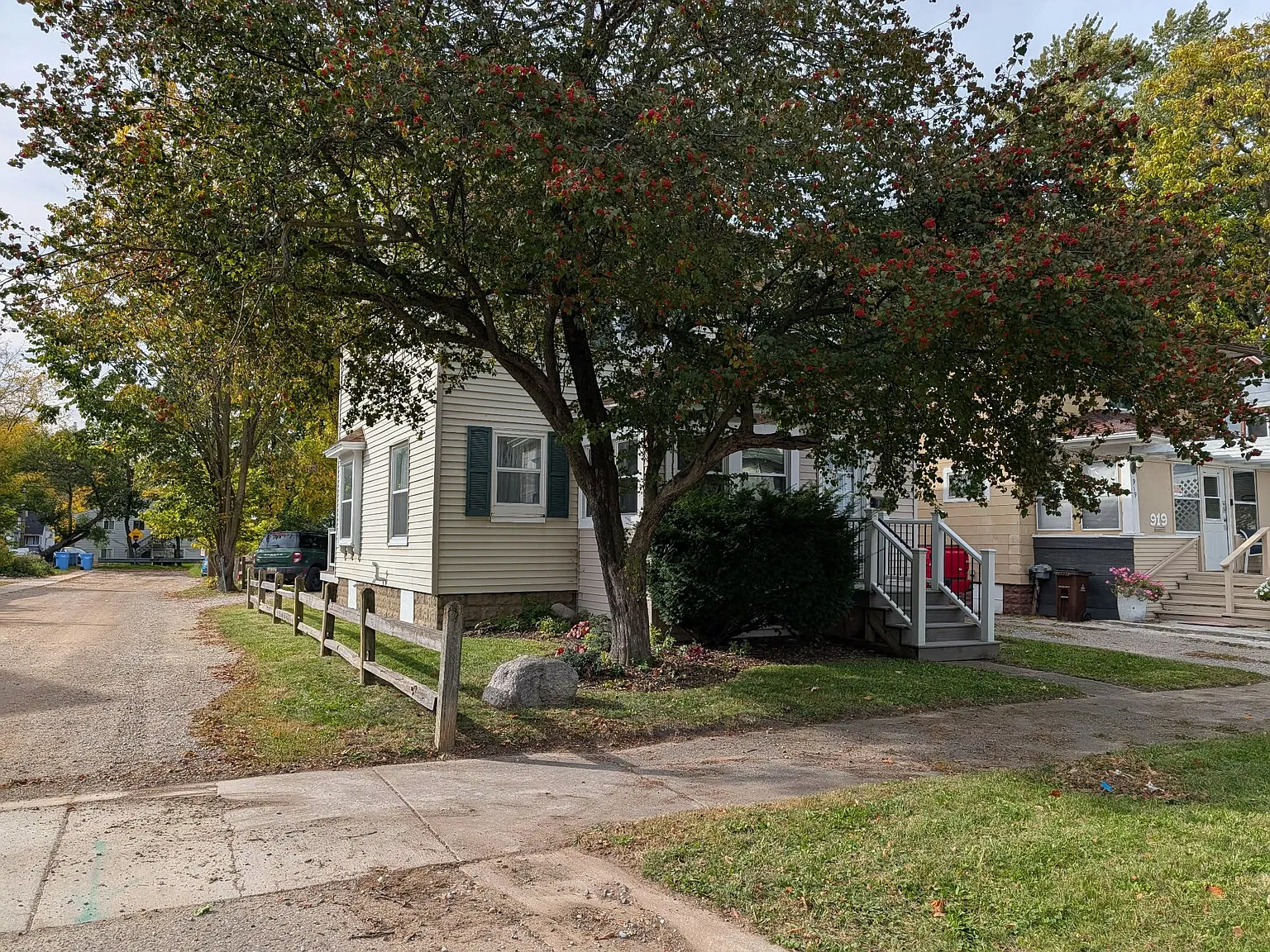3 bed, 1144 sqft, $1,300 — Photo 2
