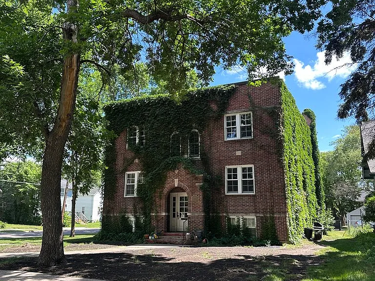 1041 College St N — Photo 1