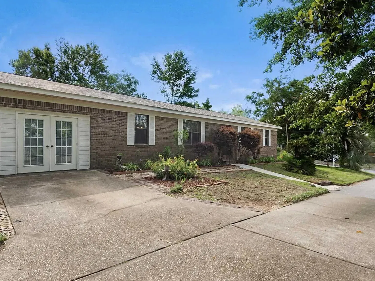 3 bed, 2.5 bath, 1831 sqft, $2,000 — Photo 2