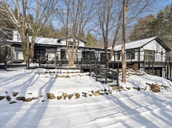 2807 Faussett Rd, Howell, MI 48855