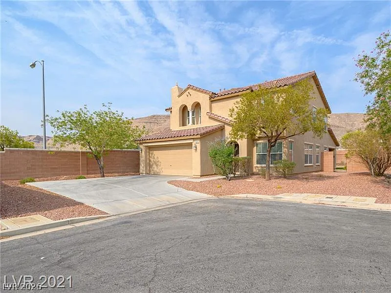 3 bed, 2.5 bath, 2028 sqft, $2,500 — Photo 1
