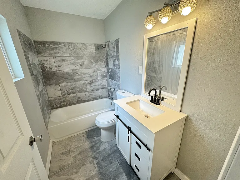 209 S Graham St #B — Photo 9