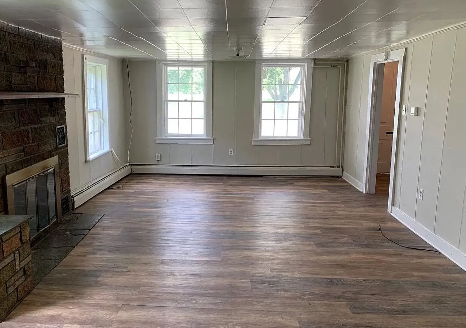 Large 3 Bedroom 1.5 Bath — Photo 2