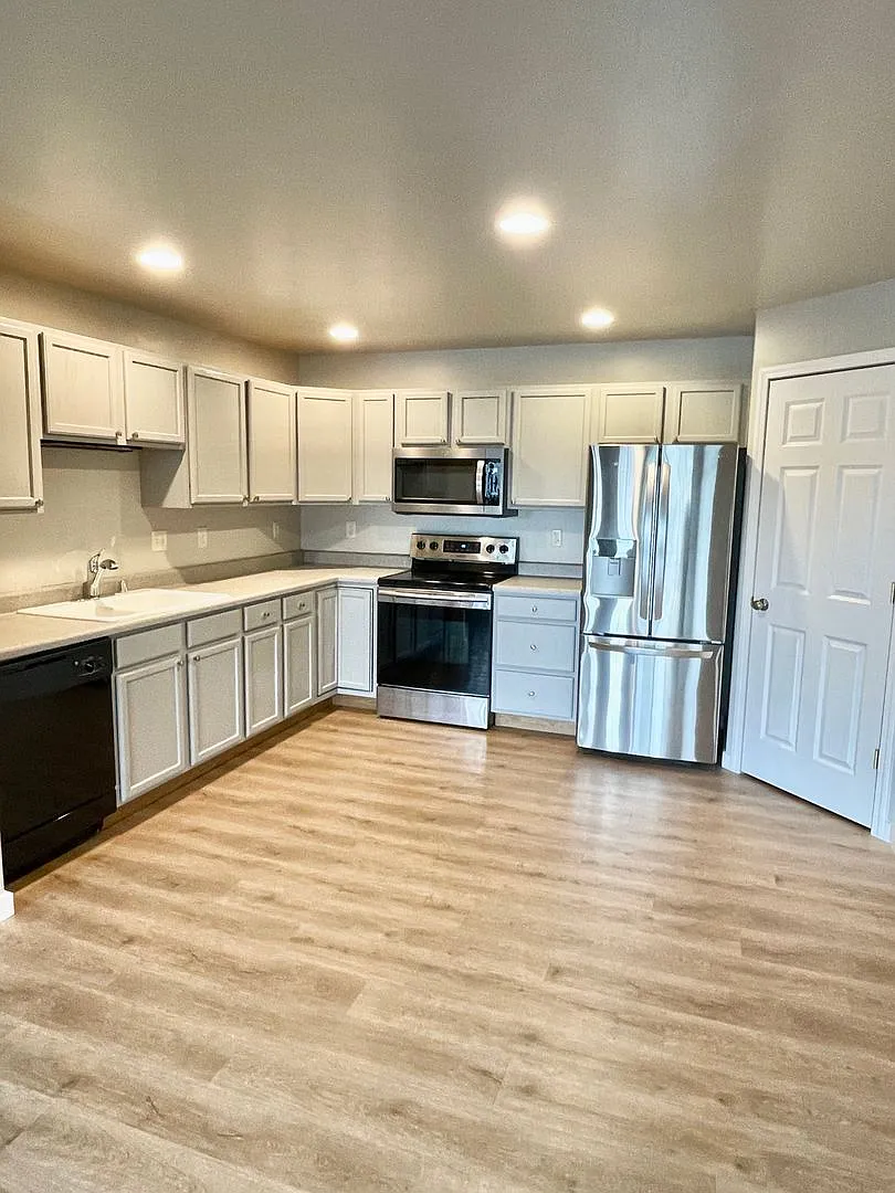 Newly remodeled 3 bedroom 2 bath condo — Photo 2