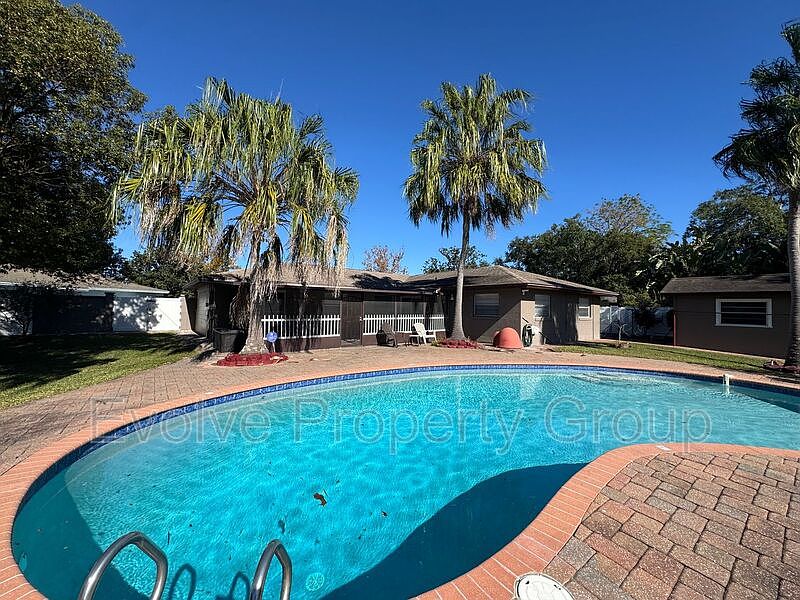 1st image of 724 Forest Glen Ct