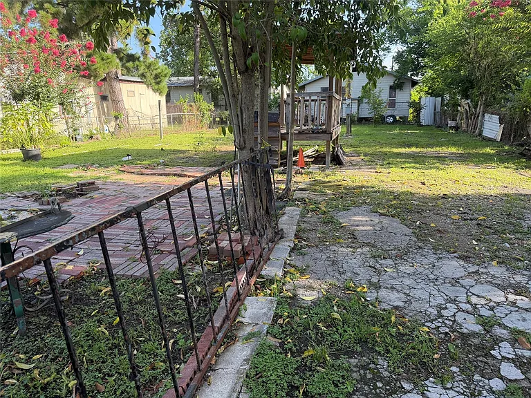 14005 Longview St — Photo 9