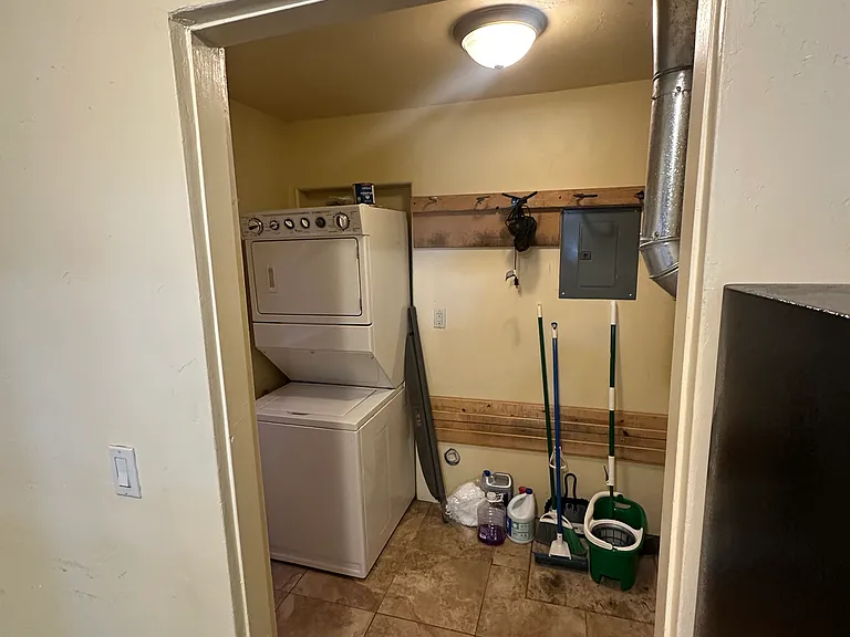 1109 Belford Ave — Photo 3