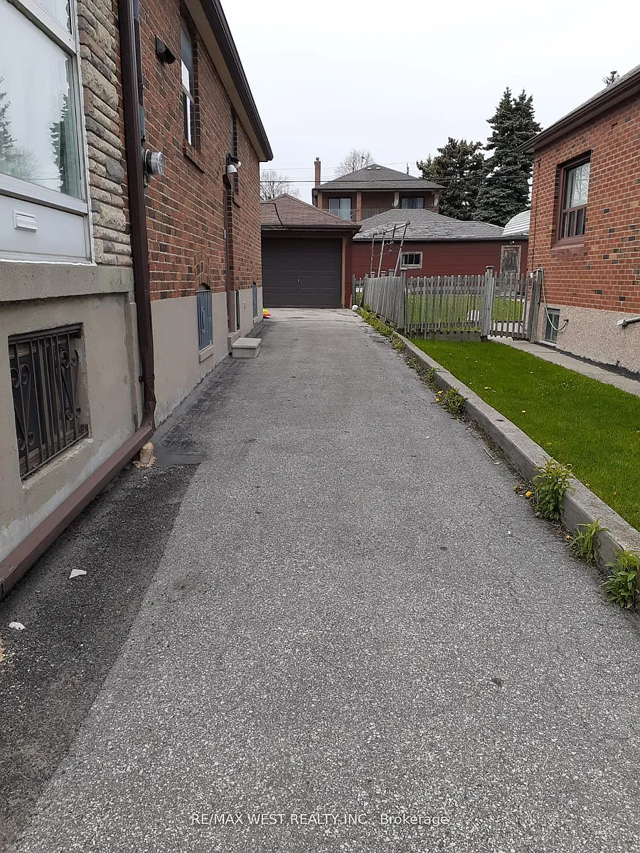 Building Photo - 1120 Glencairn Ave #BASEMENT