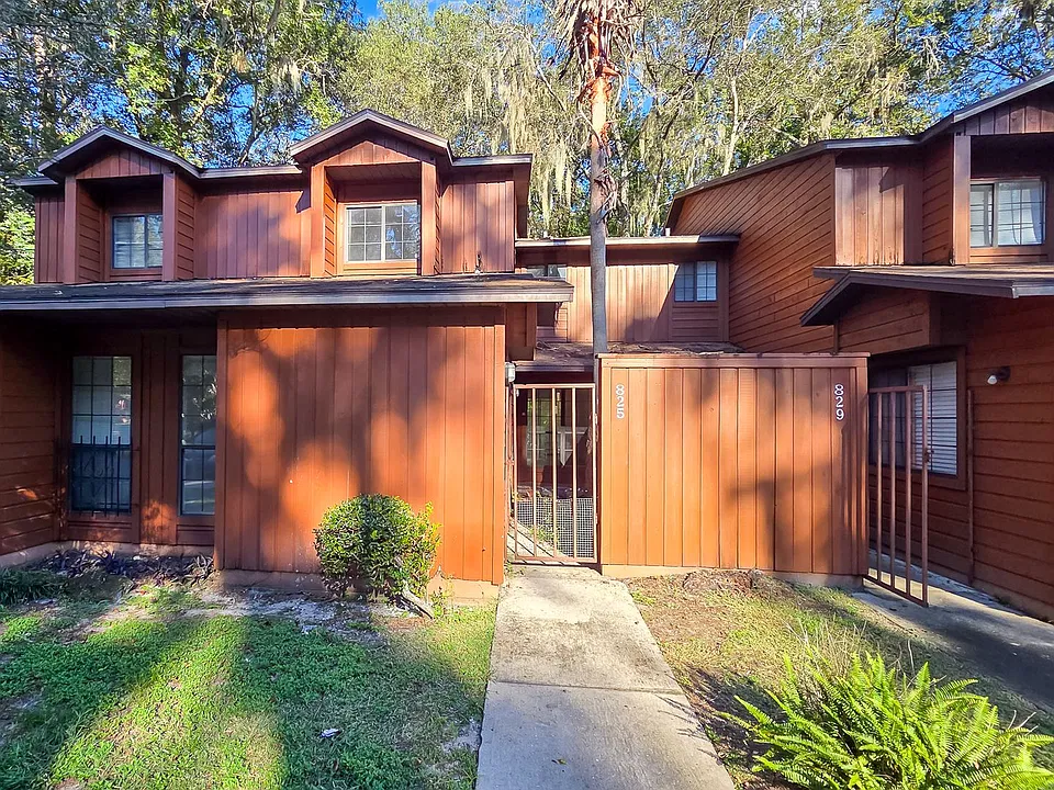 825 SW 55th Ter