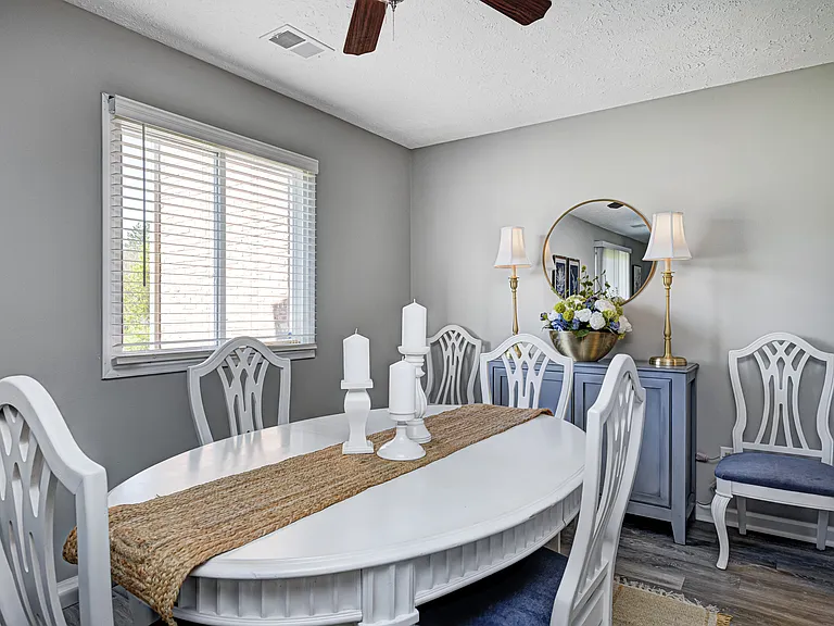 Ivy Knoll Apartments — Photo 10