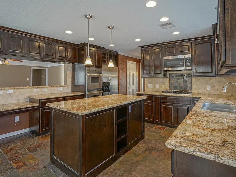 2108 Lakeway Dr — Photo 22