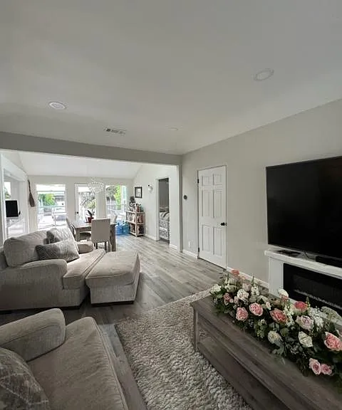 5442 Woodman Ave — Photo 3
