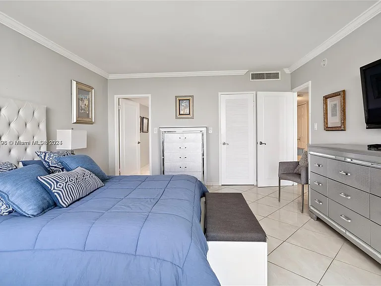 5401 Collins Ave #1123 — Photo 28