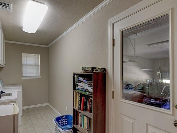 5th image of 1117 Kiowa Dr E