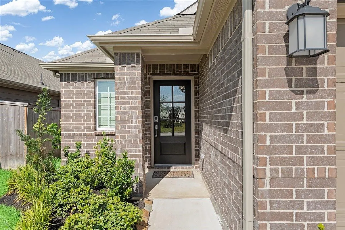 3 bed, 2.0 bath, 1824 sqft, $2,050 — Photo 2