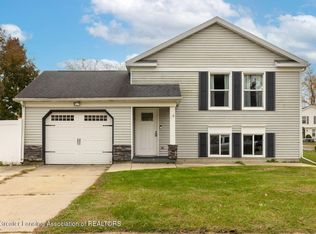 129 Village Dr, Lansing, MI 48911