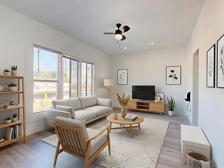2318 W Jefferson Blvd #A — Photo 1