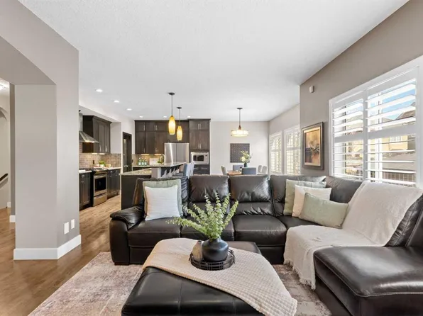 809 W Canoe Grn SW, Airdrie, AB T4B 3K6