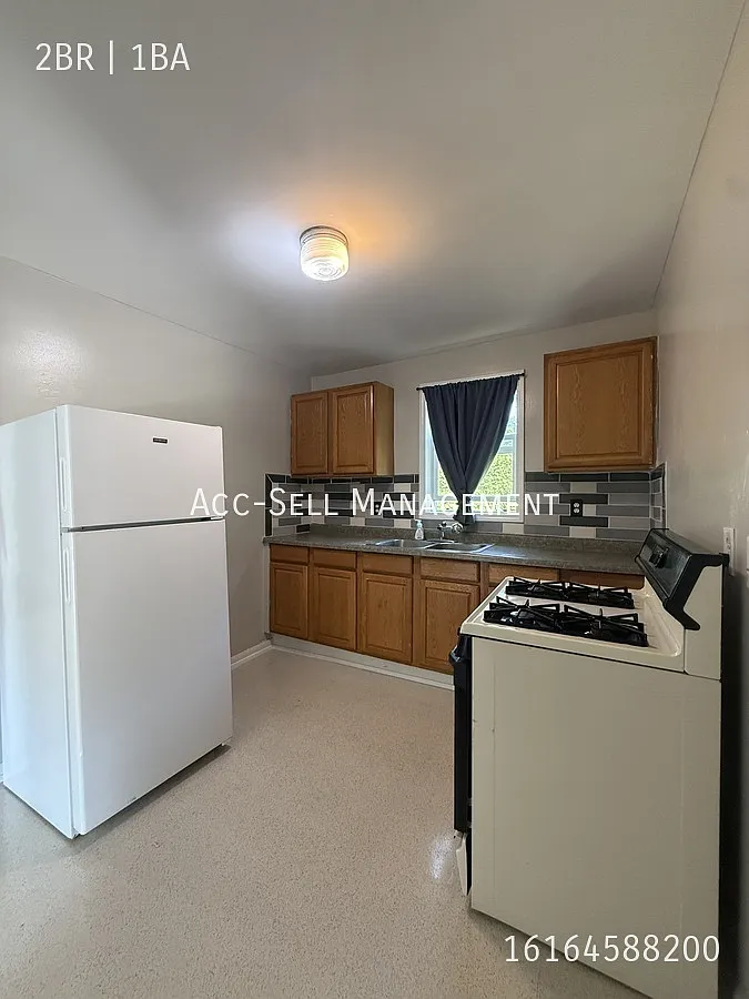 Beautiful 2BR/1BA Home near Downtown GR at 17 Mathews NE, Grand Rapids, MI 49505 — Photo 3