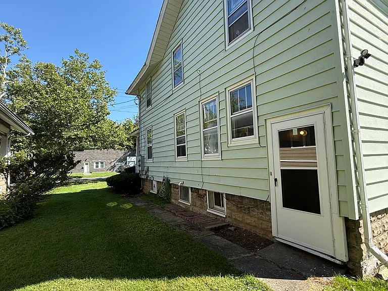 28 Brooklyn Ave — Photo 12