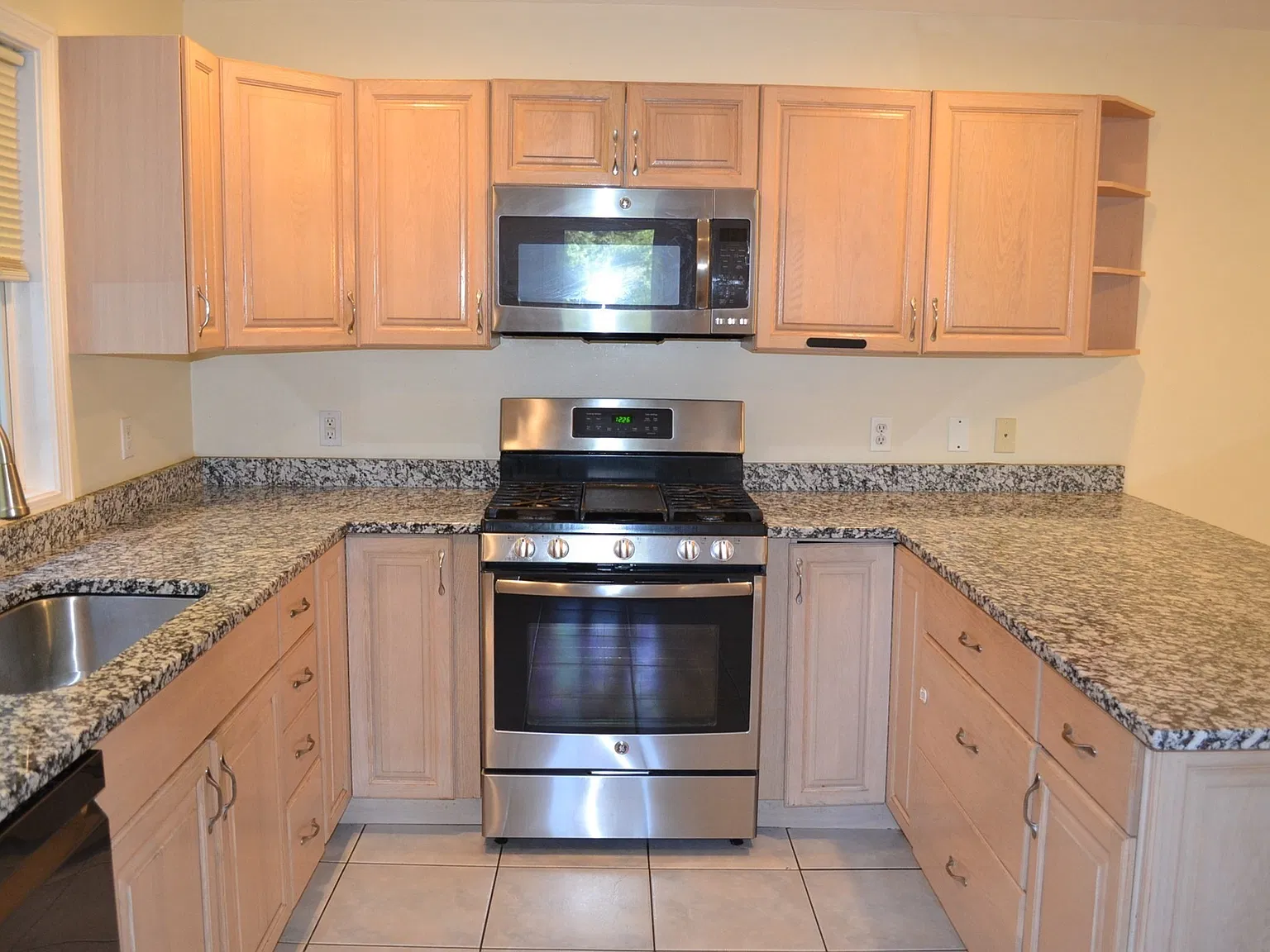 2 bed, 2.5 bath, 2053 sqft, $3,200 — Photo 2