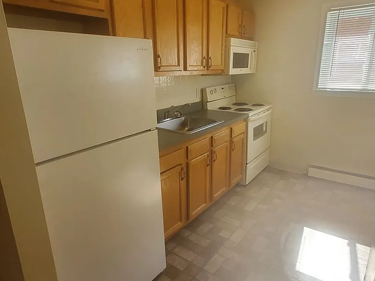 HOLLY GARDEN APARTMENTS — Photo 23