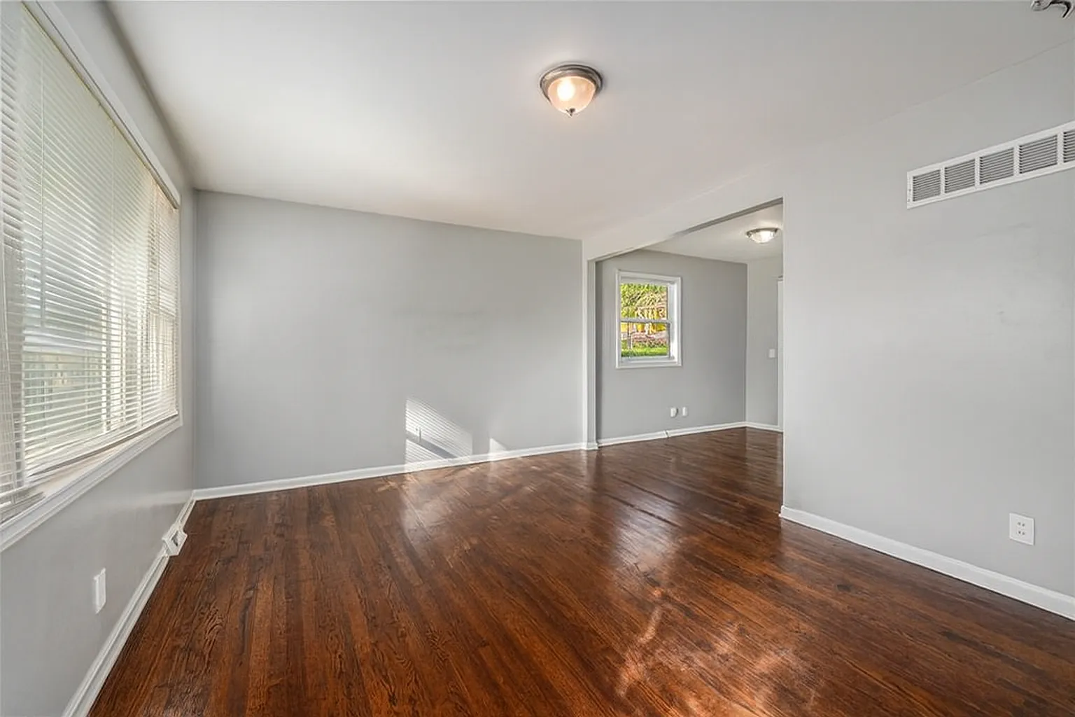 3 bed, 1100 sqft, $1,800 — Photo 3