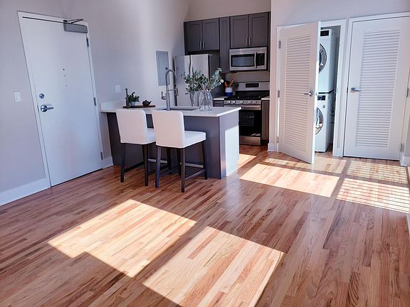 5th image of 3120 N Broadway St #201