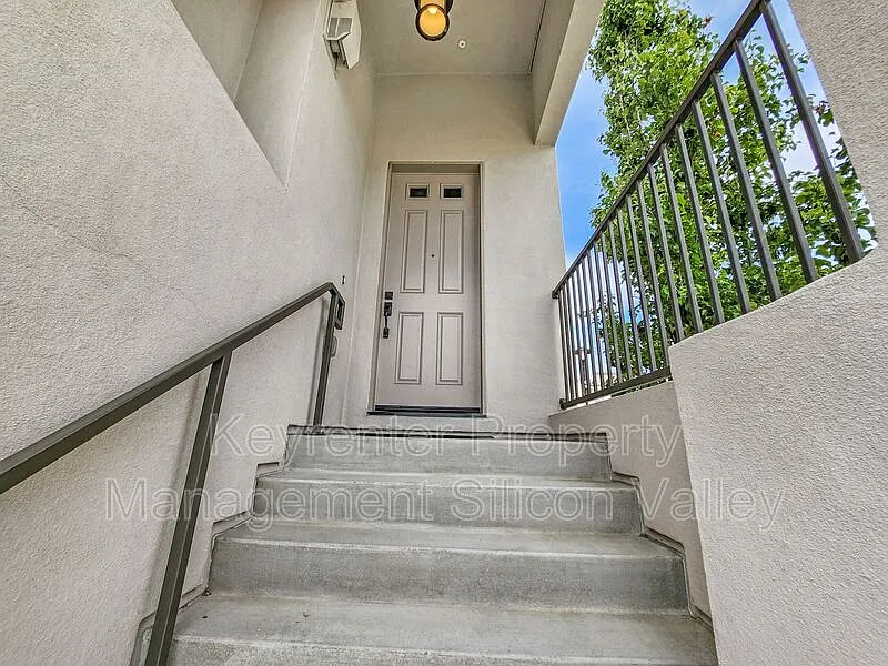 3 bed, 4.0 bath, 1771 sqft, $4,200 — Photo 4