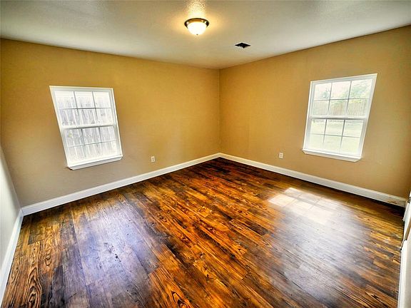 4th image of 2508 Camille St