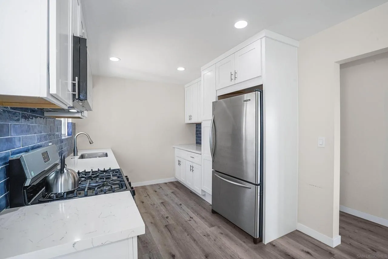 3 bed, 1125 sqft, $3,795 — Photo 3