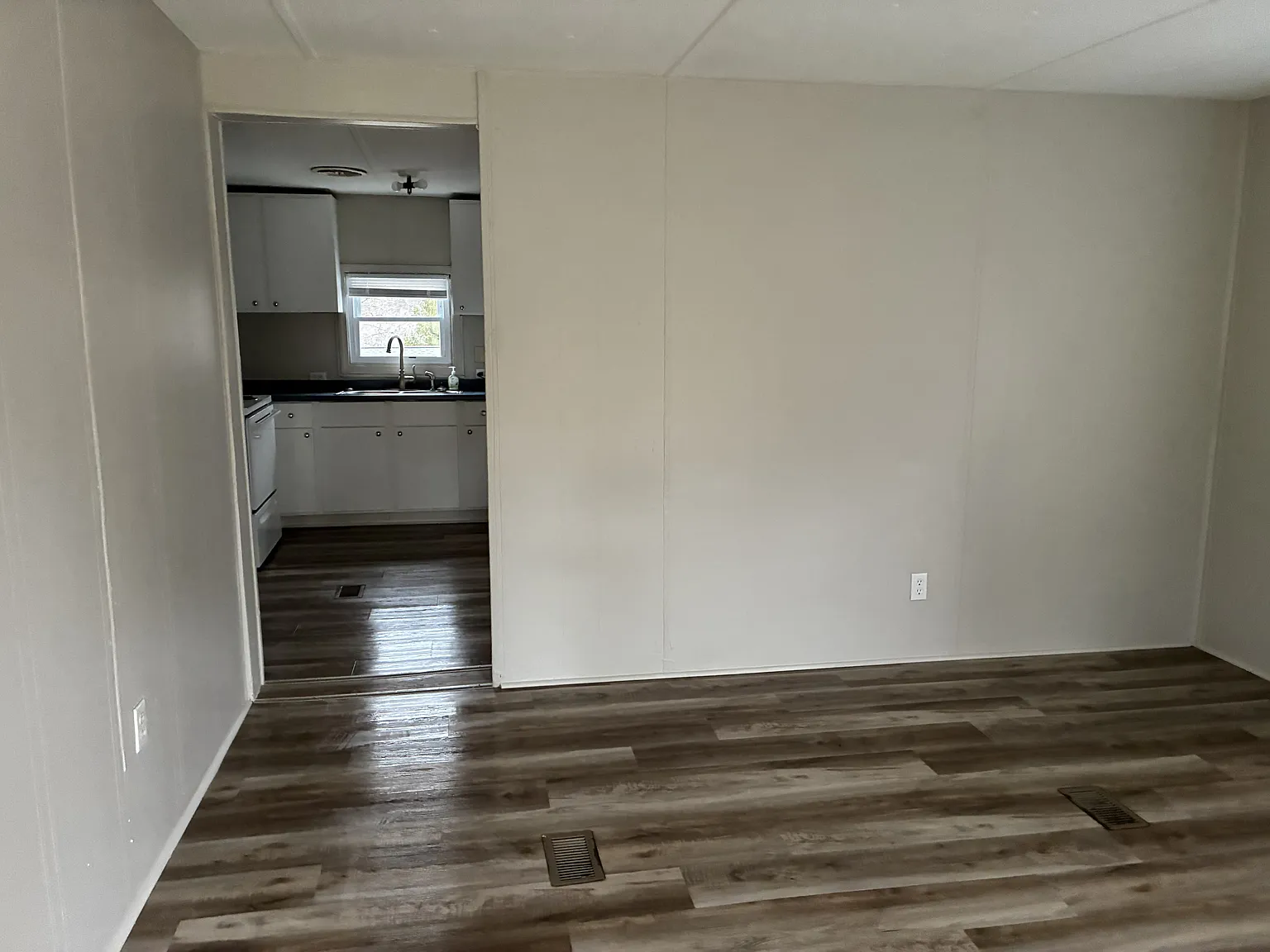 3 bed, 864 sqft, $1,250 — Photo 2