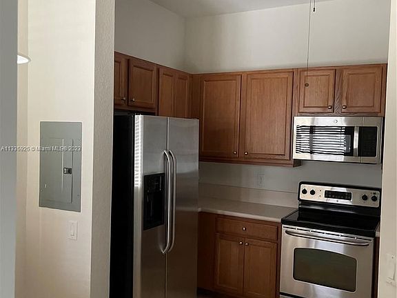 2nd image of 3600 Oaks Clubhouse Dr APT 506