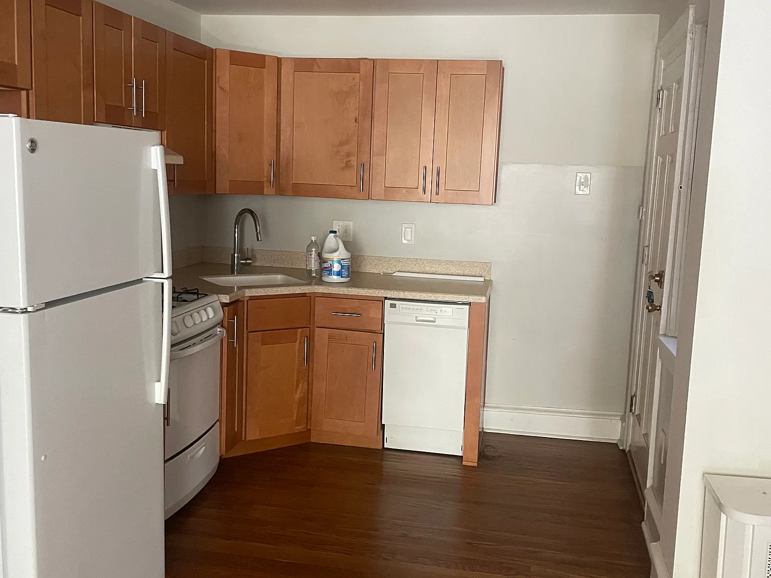 1 bed, 1000 sqft, $1,900 — Photo 4