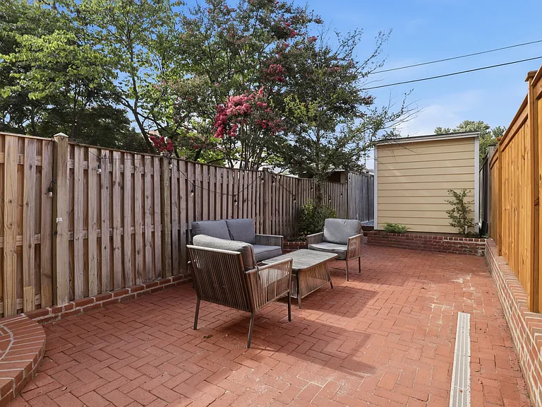 1526 D St SE #1 — Photo 27
