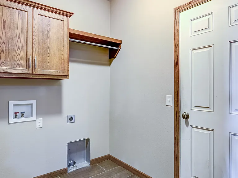 956 Parkland Dr — Photo 4