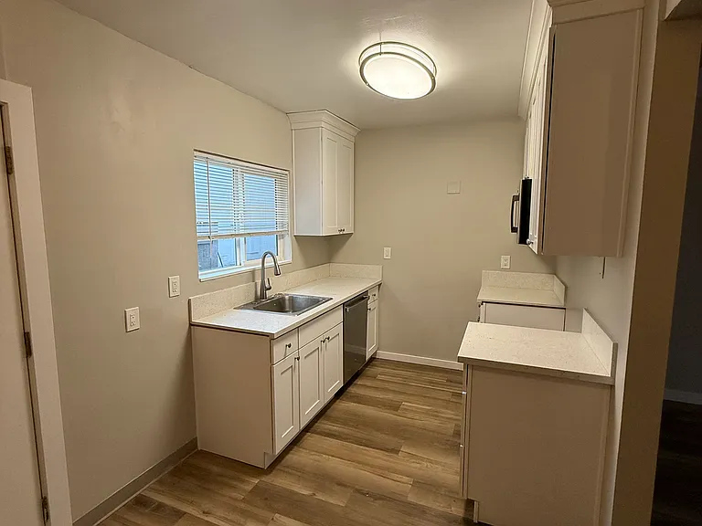 Hall Court Apartments — Photo 22