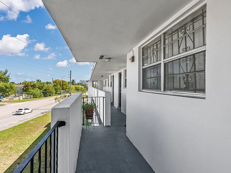 5-web-or-mls-LakeShore_Presidential_DSC7045