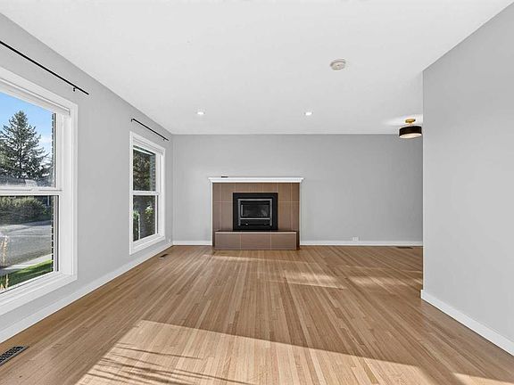 4th image of 803 E Canford Cres SW