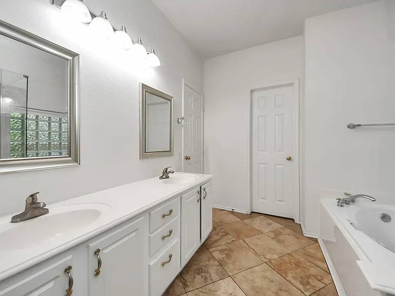 20510 Pioneer Bend Ct — Photo 24
