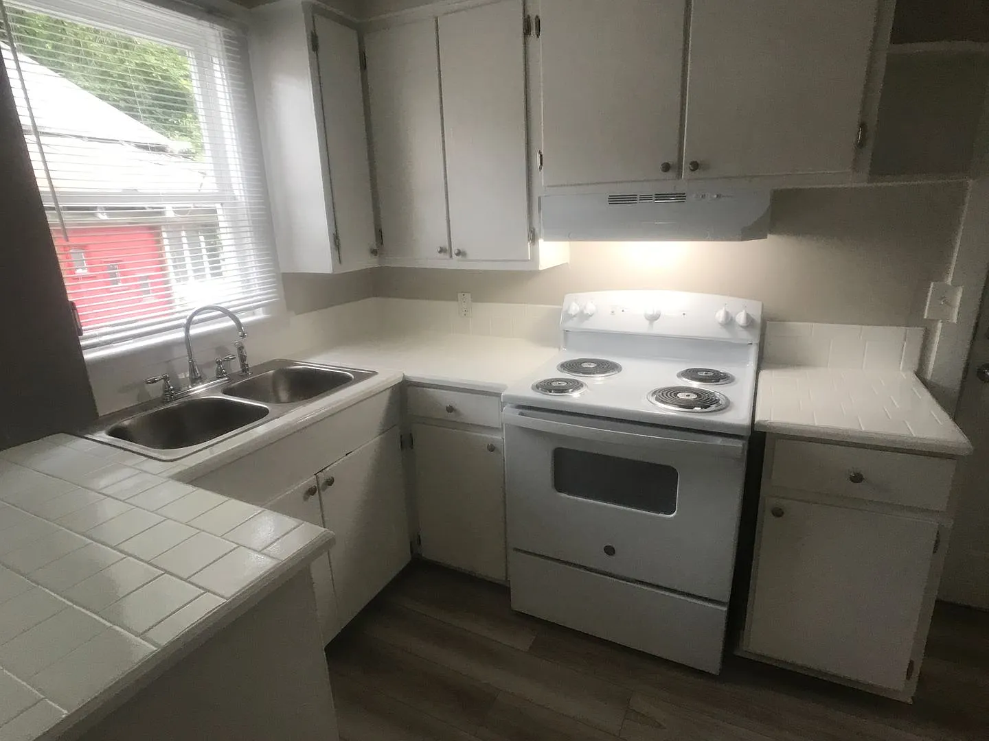 Hassle-Free Move-In No Deposit + First Month Free! Three Bedroom Home Near Daffin Park — Photo 3