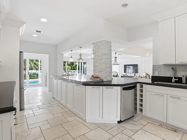 309 NE 8th Ave — Photo 14