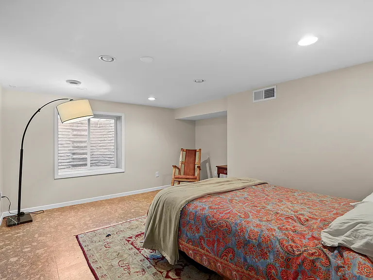 Lower level - Bedroom