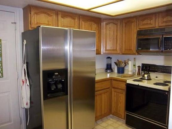 Bright cheery kitchen