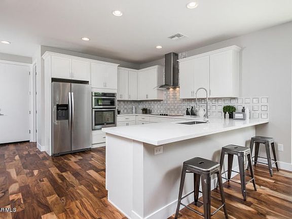 3865_Kitchen_Breakfast_Bar