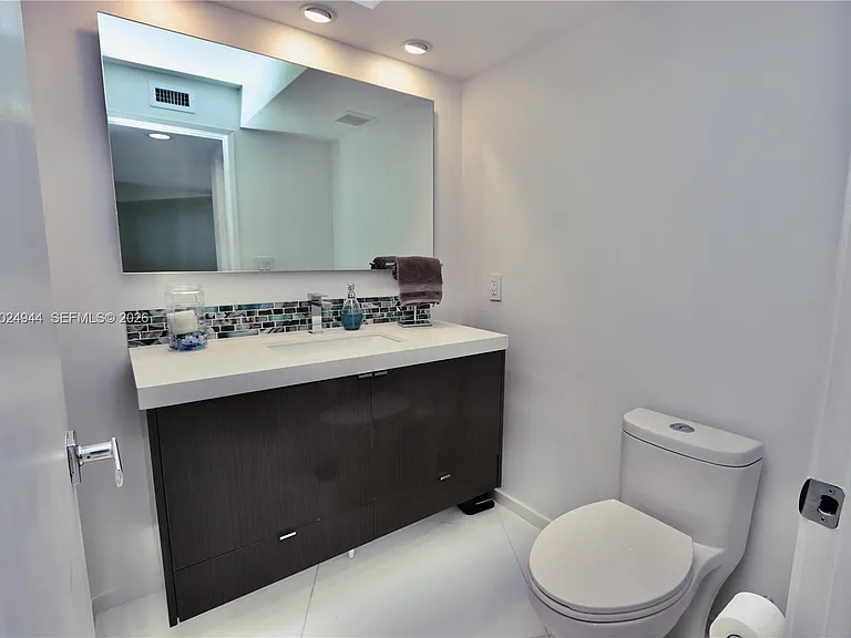 3600 Mystic Pointe Dr #1115 — Photo 28