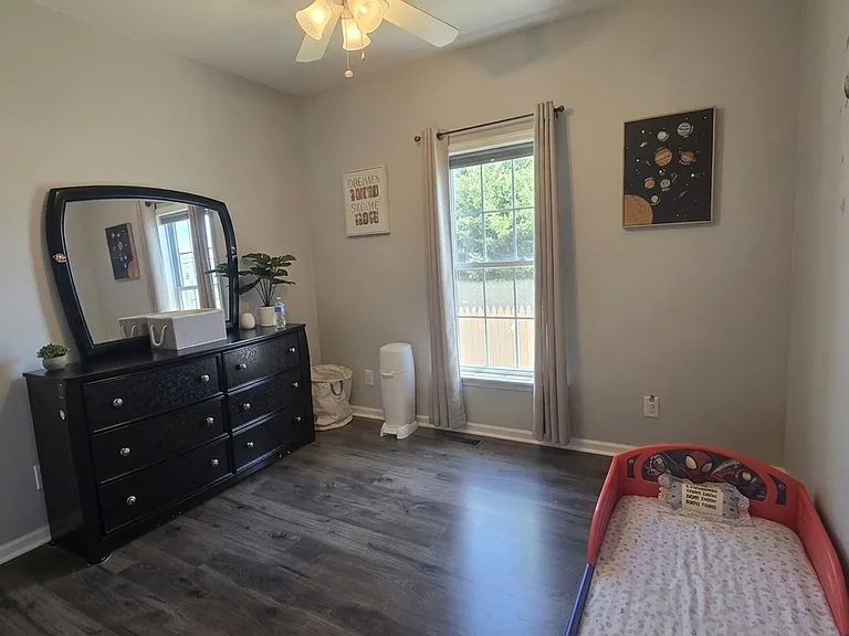402 Gloucester Ave — Photo 10
