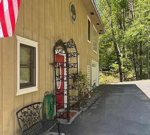 5th image of 918 Plott Balsam Rd