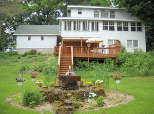7018 W Lake Dr, Fremont, MI 49412